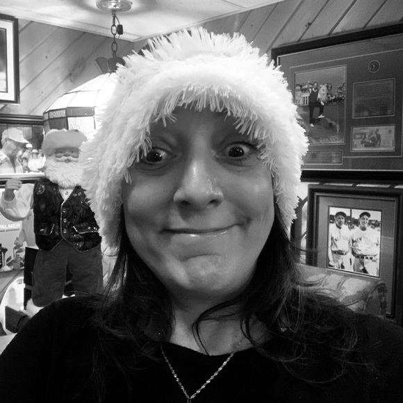 Meet your Posher, Tricia🌻 I am a Powerful, Passionate, Happy Woman. 🌟 - Picture 9 of 14